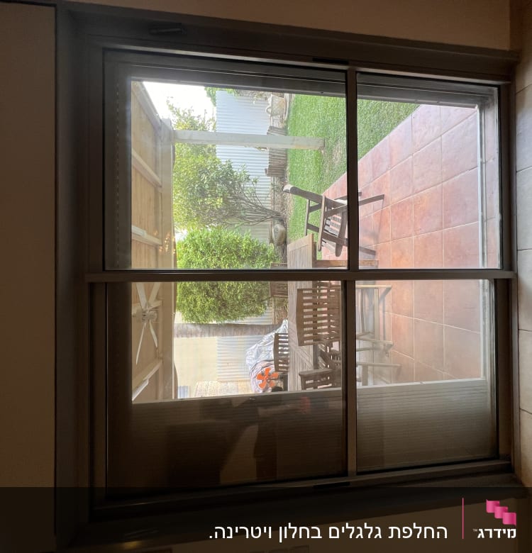 חלון עם תריסים סגורים למחצה